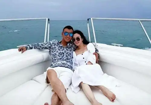 原创 国乒王励勤与妻子婚姻幸福,前女友两次嫁富豪,身材超好变辣妈