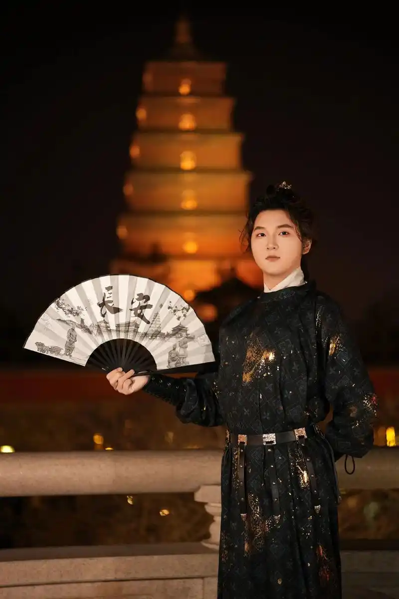 西安古装‖真实客片.男生持扇江湖气之长安秘籍第二条握折扇别