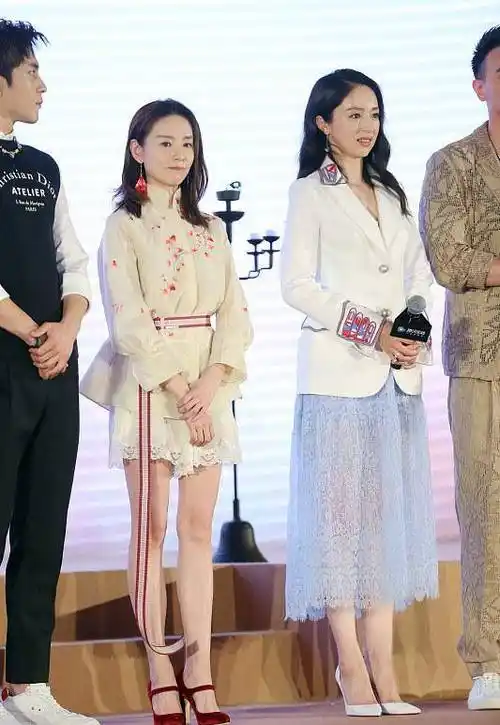 董洁和董璇的合照太少见了,都好美啊,裙子气质也挺接近的_服装_时尚