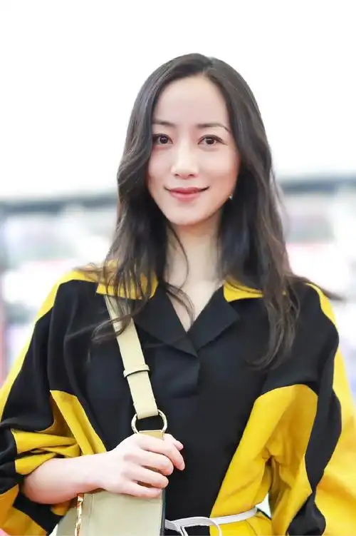 韩雪瘦成了锥子脸,黄黑拼接私服显气质,淑女风穿搭就服她