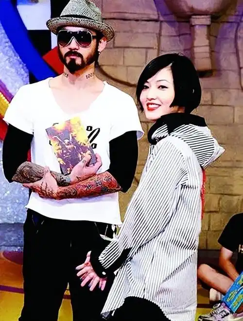 范晓萱打舌钉打耳洞的样子(范晓萱打舌钉剃寸头)(23)