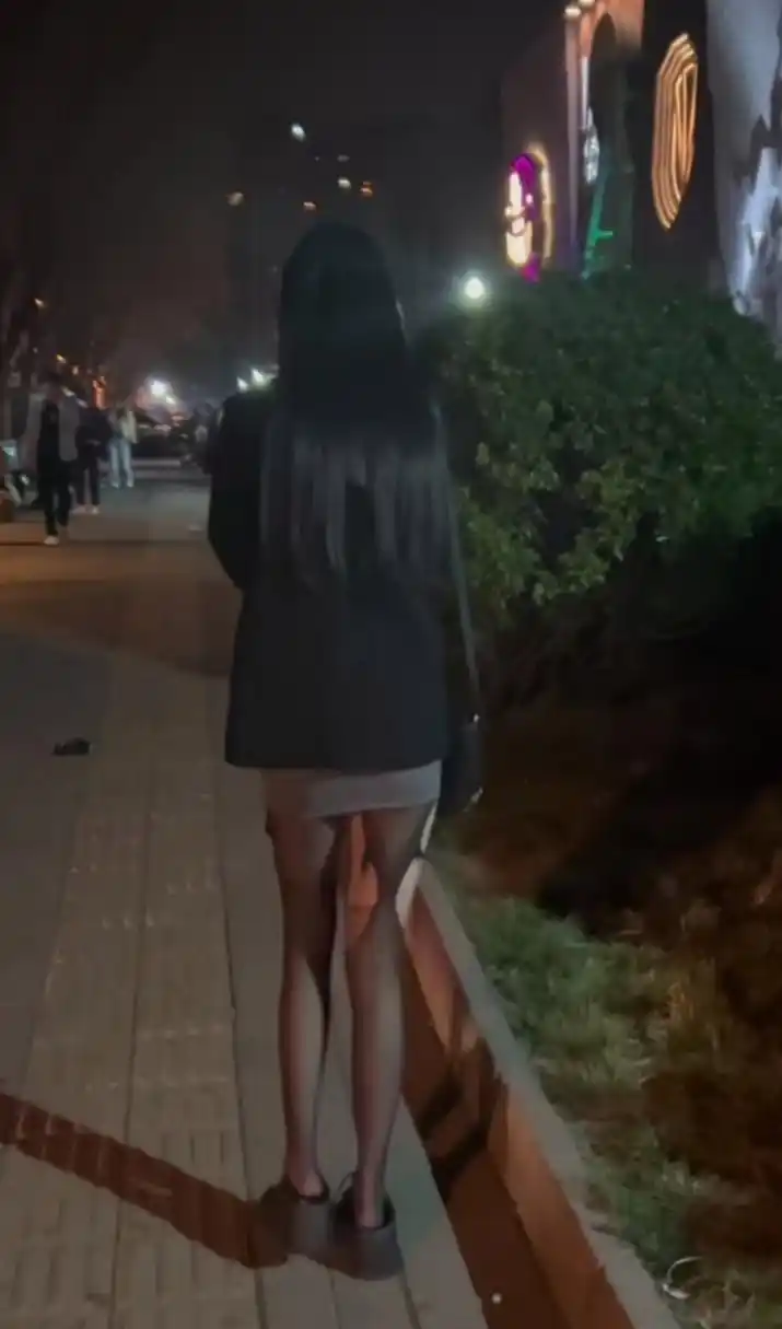 一女子半夜走在无人的街头,摇摇晃晃,丝袜都破了,不知道经历了什么?