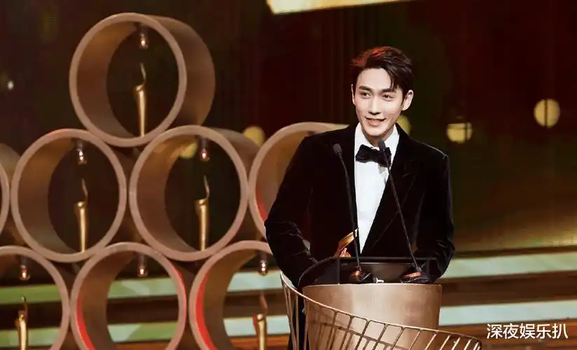 朱小室送出写真后,朱一龙片场照现身热搜,真人版"闪现"实锤了_深度