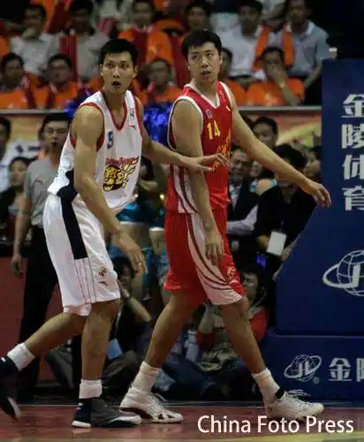 精彩组图:易建联内线发威 王治郅遭遇重点盯防