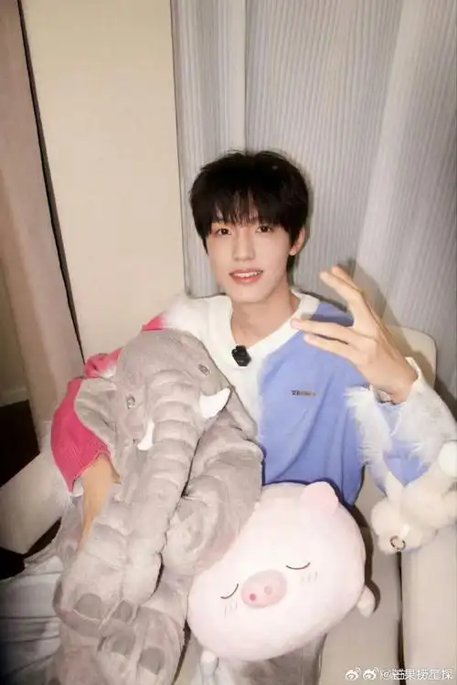 张泽禹在生日当天给粉丝心爱的手办这也太真诚了吧～生日愿望也是