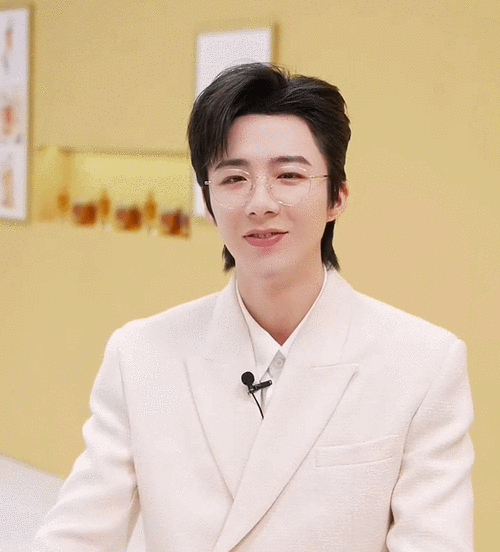 小表情太可爱了,嘟嘴小狗 67刘宇宁今晚直播动图,金丝眼镜 白西装