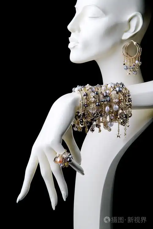 模特与珠宝戒指手镯和耳环