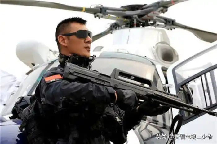 《特警力量》中饰演的猛虎突击队队长龙飞虎,训练出小虎队.