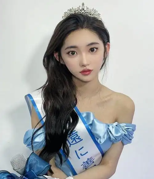 变性网红李由太敢说!晒术后私密照自证女儿身,曝光行业收入内幕