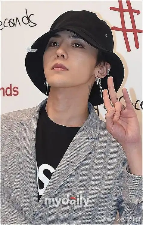 韩媒曝权志龙净资产达3亿美元,沙发都要上千万