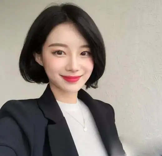 带卷度的发尾让女生看起来俏皮又可爱,剪了短发烫卷会给发型增添纹理