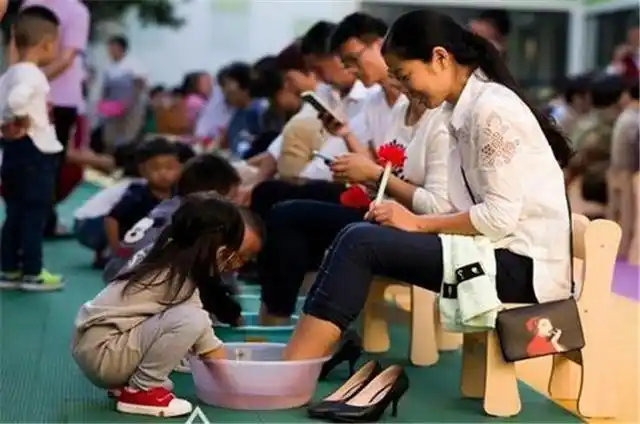 如果父母们希望孩子将来孝顺感恩的人,那么就该从小好好教育孩子.