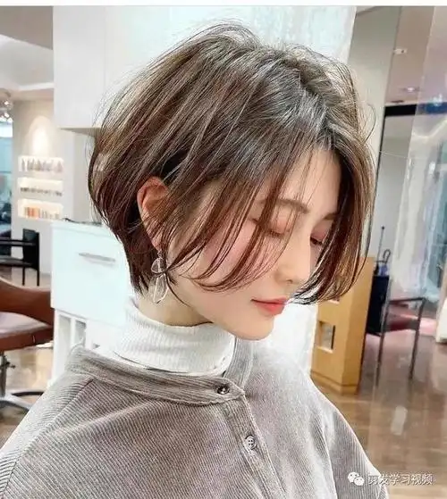 圆脸中性霸气短发 女生,40岁以后的女人,建议头发剪短点,今夏流行3种