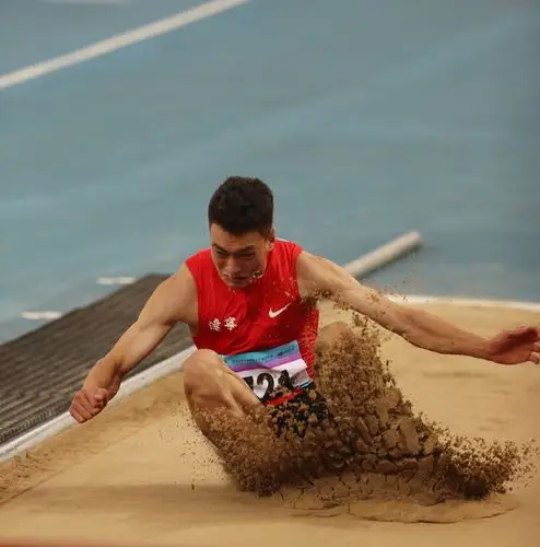 图为男子三级跳远决赛精彩瞬间.