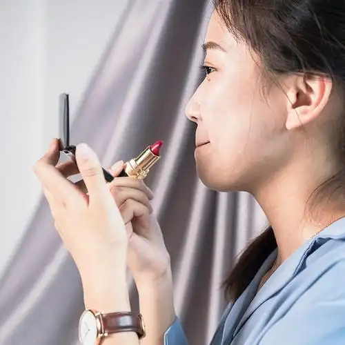 女生涂口红时,一定要避免这三个坏习惯!不然嘴唇真的会越涂越丑