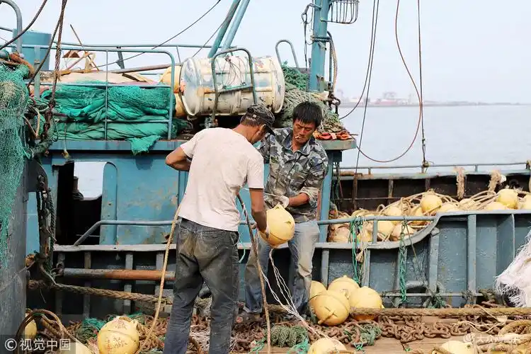 威海渔船满载而归渔民喜获丰收