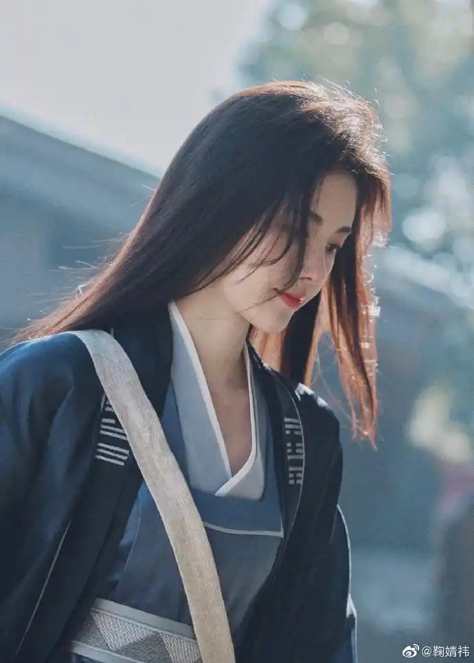 鞠婧祎动情感谢粉丝陪伴单手撩发上演超飒眼神杀