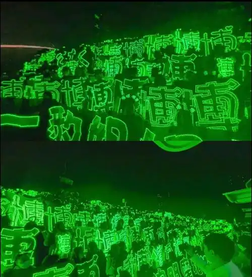 湖南晚会王一博的灯牌太牛了全场满绿