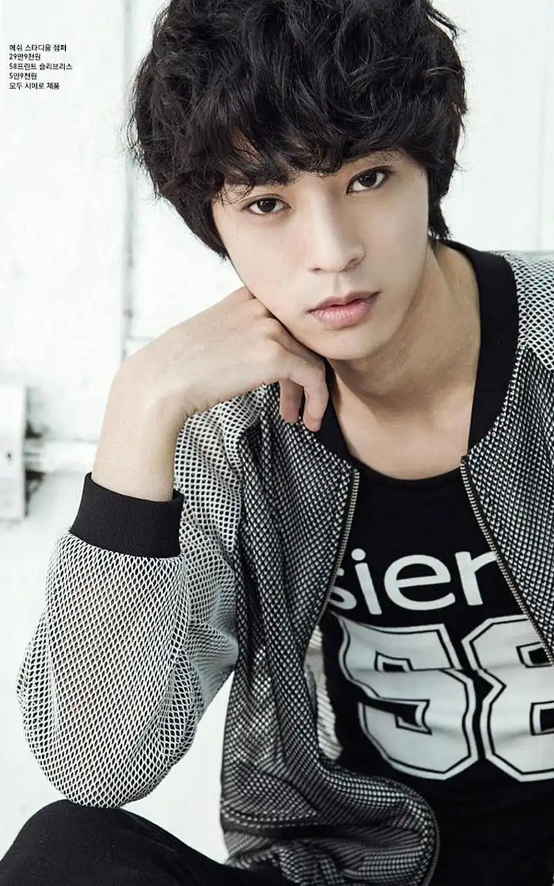 韩国帅哥郑俊英清新rocker手机壁纸