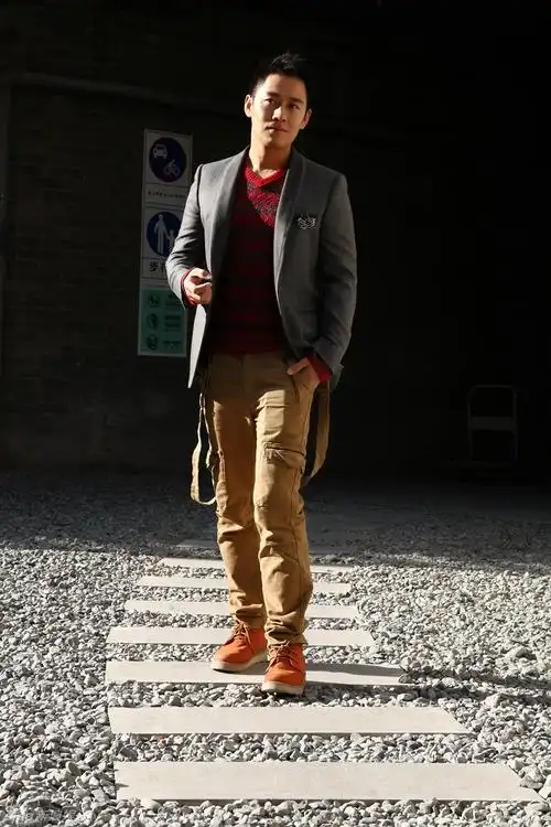 组图:王小毅春日写真演绎进取人生_高清图集_新浪网