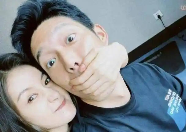 王子文晒与吴永恩甜蜜合照,互动状态尽显恩爱,在男友前撒娇好甜_时候