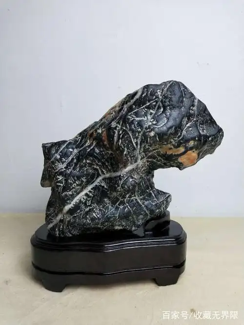 色彩艳丽的奇石在自然界中醒目挑眼,奇特的纹理容易产生唯美意境