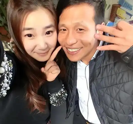 在宋小宝刚开始学习二人转的时候,他遇到了自己的第一任妻子:霍晓红