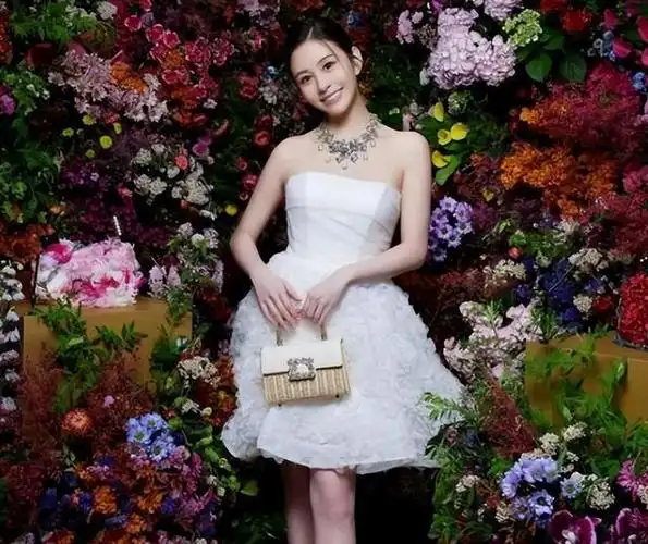 其实这样的现象在香港名媛圈是很稀松平常的事情,名媛圈的论资排辈远