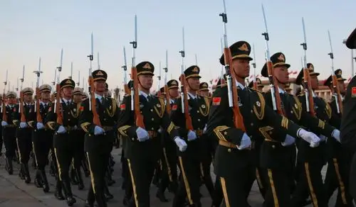 倍感光荣,因为国旗是我们老百姓心目当中最神圣的,作为我们军人来说