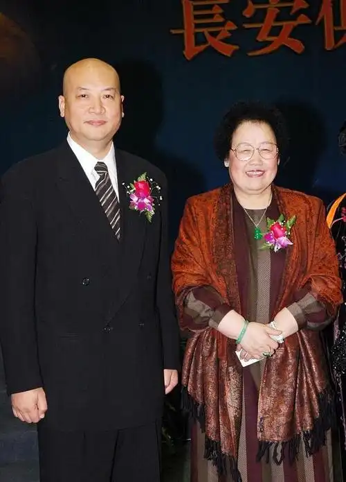迟重瑞的首富老婆太会穿翡翠挂坠配碎花裙雍容优雅贵妇范十足