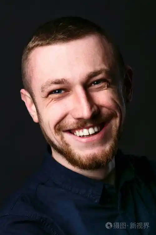 深蓝色的眼睛的男人