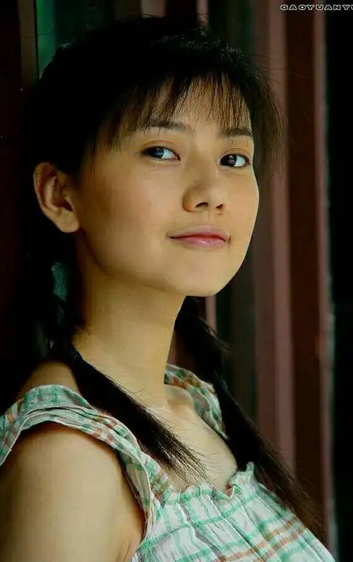 她,今岁(乙未年)有多大,请汝莫要被照片娃娃像弄糊涂!求她的资料?