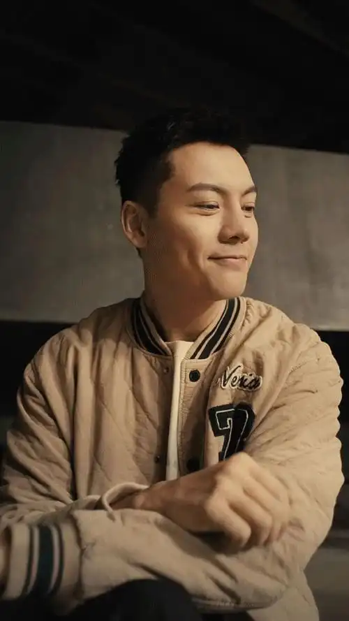 陈伟霆飞行夹克造型#随性时尚的短发霆哥@william威廉陈伟霆帅!