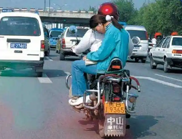 你知道女生为什么喜欢侧坐在摩托车上,不喜欢正着坐?