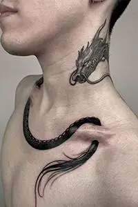 脖子缠绕东方神龙穿过锁骨 创意十足的纹身图案
