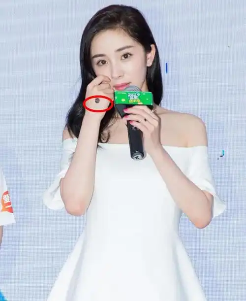 杨幂出席活动,却被"纹身"给抢镜,网友:这位置真够特别的!