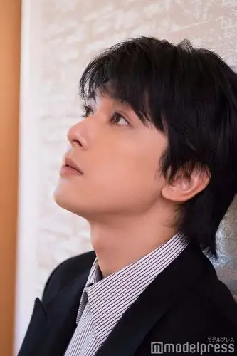 求下颌线美丽的男艺人侧脸图