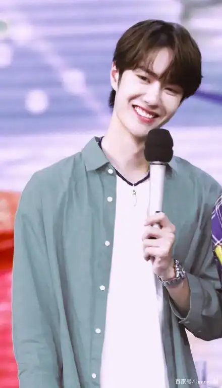 王一博:这个甜甜的可爱的绿色奶盖,爱你所爱 沾点绿色 我就欢喜