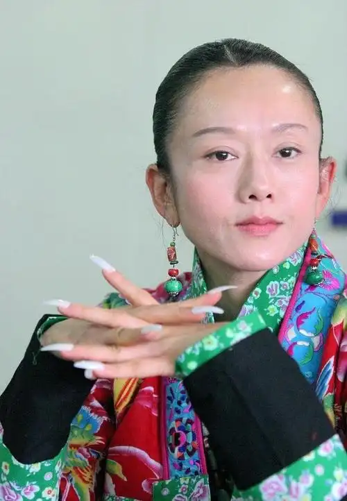 不戴帽子不化浓妆的杨丽萍,真是清纯的可以,脑门锃亮更显气色