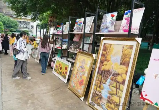 中国狮子联会四川三江服务队工作人员献上一曲吉他弹唱《和你一样》