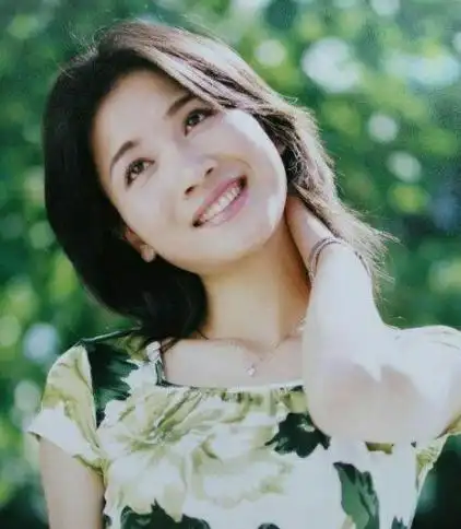 52岁国家一级演员侯勇,50岁三婚娶小20岁美女,今娇妻穿丝袜好美_沈蓉