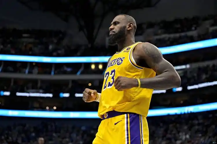 赛后湖人球星詹姆斯接受了记者的采访.