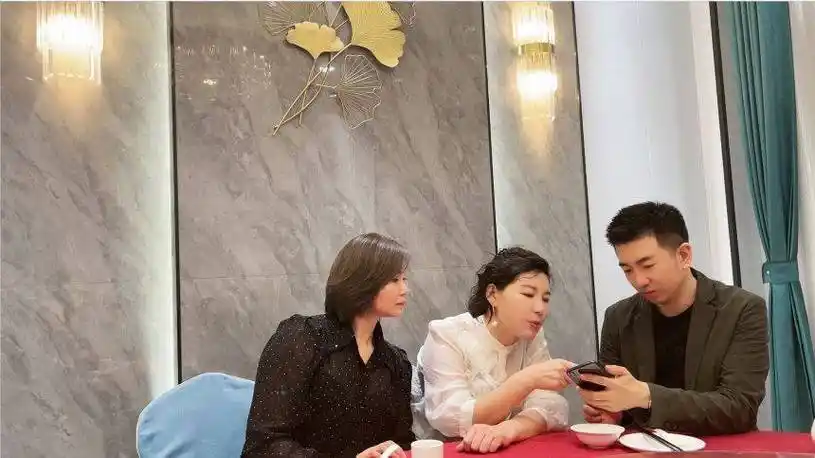 杨依崡:18年美业巨头的传奇之路!_艾尔玛_品牌_产品