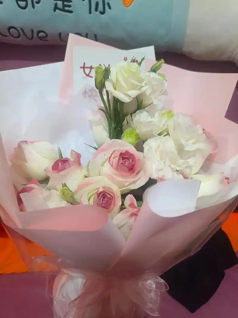 女神节收到小棉袄送的花, 最好的礼物不是昂贵的东西