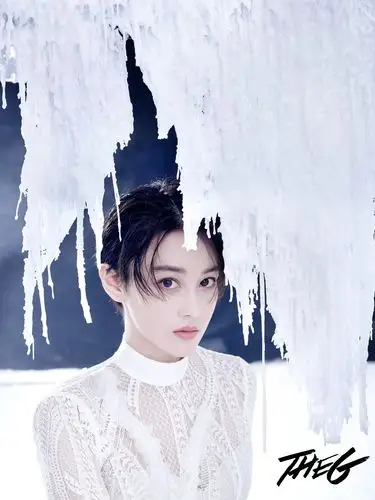 张馨予冰雪大片推行环保风尚 短发造型清爽英气