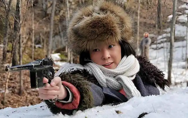 河边伫立着一座纪念碑,纪念8位永远在此安息的英灵,东北抗联8名女兵