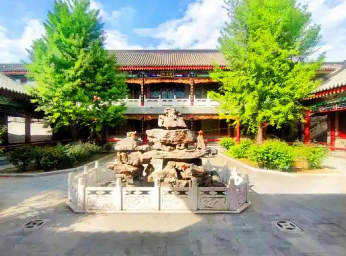 在北京依山傍水的三进四合院