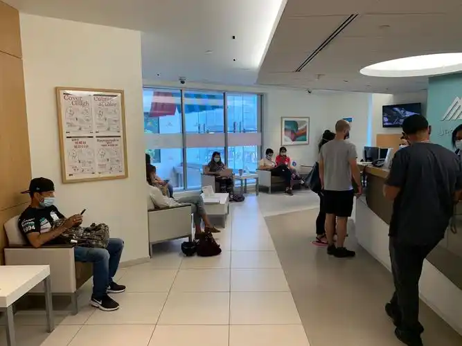 西奈山医院联合广场分院内等待进行新冠检测的人群.