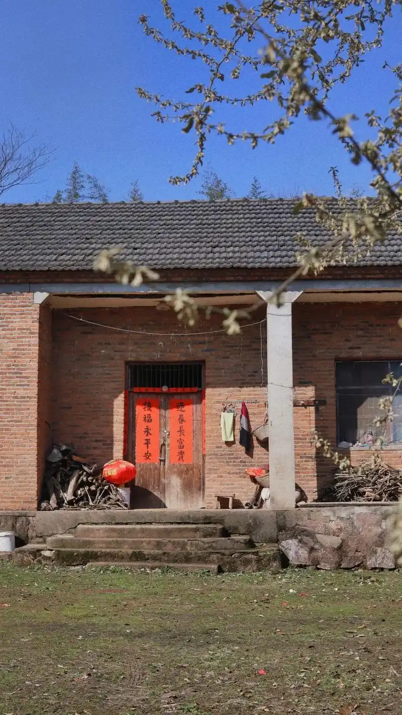 红砖青瓦,写满岁月悠长#老家 #乡村 #烟火气#老房子的回忆 - 抖音