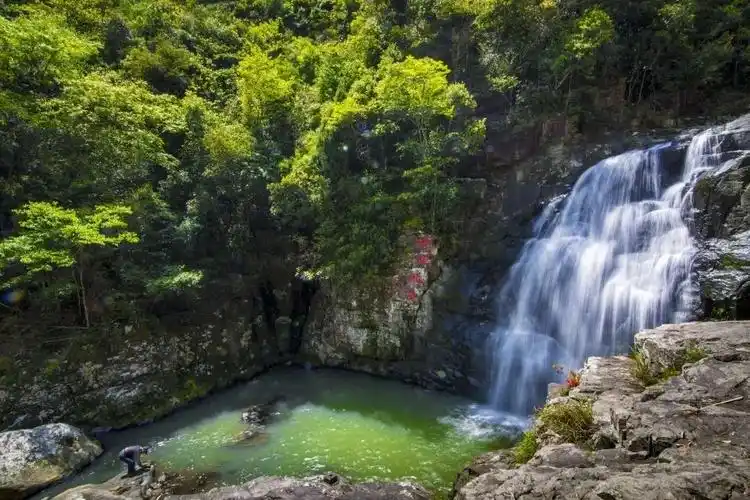 春满大峡谷——皇帝洞瀑布景区抒怀